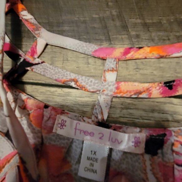 Free 2 Luv 1X open scoop neck detail.  Cold shoulder top - Picture 5 of 9